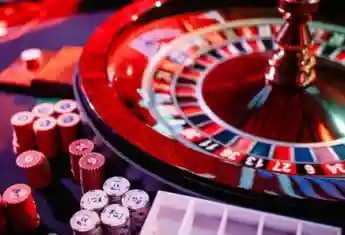 Filipino player using me77 mobile app for sports betting on the go